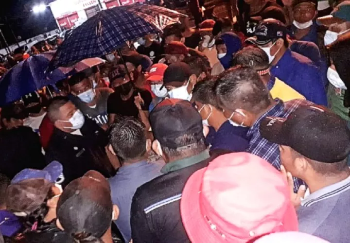 Manifestantes exigen la construcción de carreteras a los interno de la comarca. Foto Mayra Madrid