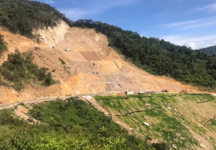 El Sinaproc ha estado inspeccionando los trabajos de mitigación que realiza la empresa en el tramo carretero. Foto: Eric Montenegro