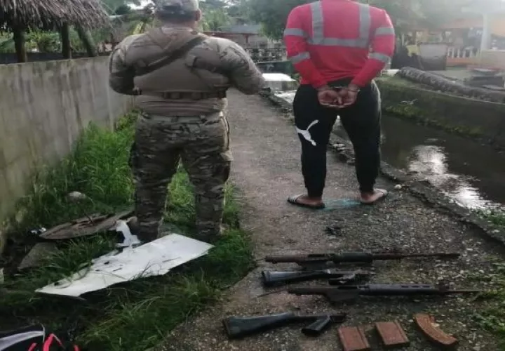 El detenido tenía en su residencia dos armas de grueso calibre. Foto: Diomedes Sánchez