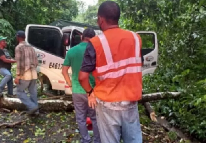 Varias personas que se encontraban en el lugar del accidente trataron de socorrerlo, pero Karín Navarro Dean ya había fallecido. Foto. Diomedes Sánchez
