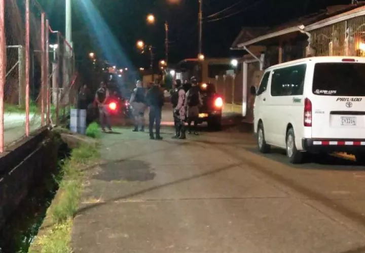 Los primeros informes señalan que pasadas las 7:00 p.m. un vehículo llegó a la cancha de baloncesto de esta comunidad y varias personas sin decir una palabra dispararon contra los presentes. Foto: Diomedes Sánchez