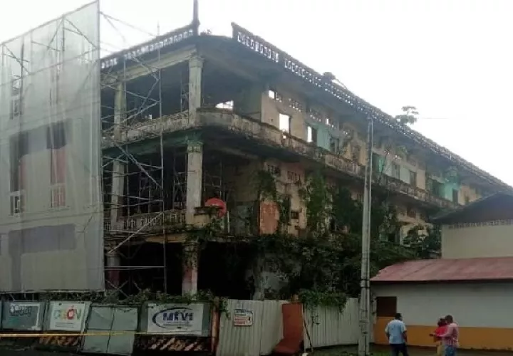 Mientras las autoridades resuelven que va a ocurrir con la Casa Wilcox, la misma se ha deteriorado progresivamente ante la mirada de los lugareños y extranjeros. Foto: Diomedes Sánchez