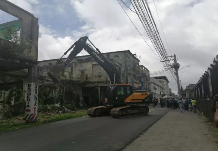 El alcalde de Colón Alex Lee, asegura que las demoliciones de casas que representan un riesgo para los ciudadanos seguirán. Foto: Diomedes Sánchez