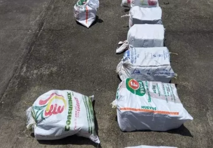 En el primer operativo, las autoridades incautaron 219 paquetes de droga, aprendieron a dos personas y se retuvo una nave artesanal.. Foto: Diomedes Sánchez