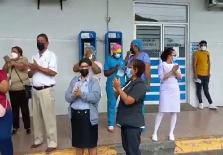 Los funcionarios del hospital protestan por el mal estado de las infraestructuras. Foto: Diomedes Sánchez