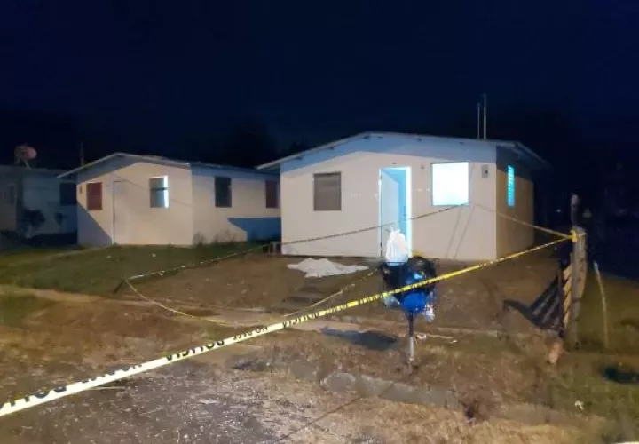 El cuerpo de Kadir Smith fue trasladado a altas horas de la noche del jueves, a la morgue judicial, donde se le hará la necropsia de rigor. Foto: DIomedes Sánchez