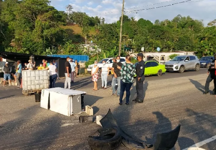 Los manifestantes de la comunidad de Limón, quieren agua potable 24 horas, como ocurre en otros sectores de la provincia. Foto: Diomedes Sánchez