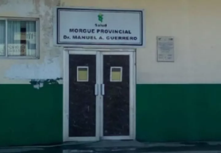 El cuerpo de Edgar Xavier Claros Arianos fue traslado a la morgue judicial de Colón. Foto: Diomedes Sánchez