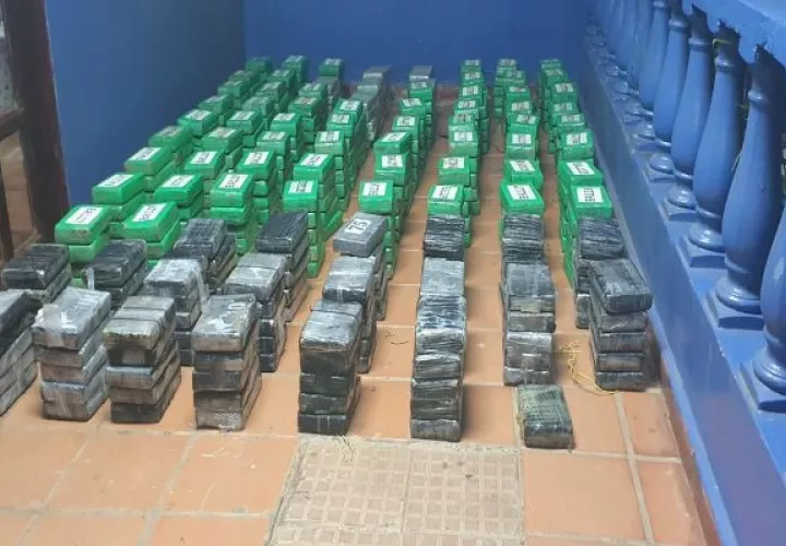 Las unidades ubicaron la droga oculta en una embarcación en la que se transportaban los hondureños. Foto: Cortesía Procuraduría General de la Nación
