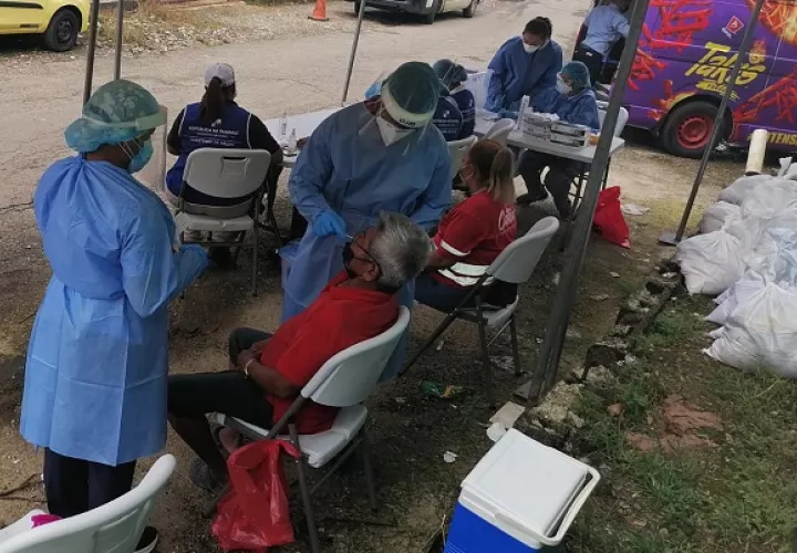 Personal de salud instaló un puesto de hisopado en el corregimiento de Cativá,  donde se detectó el primer caso de la variante delta en Colón. Foto: Cortesía Minsa