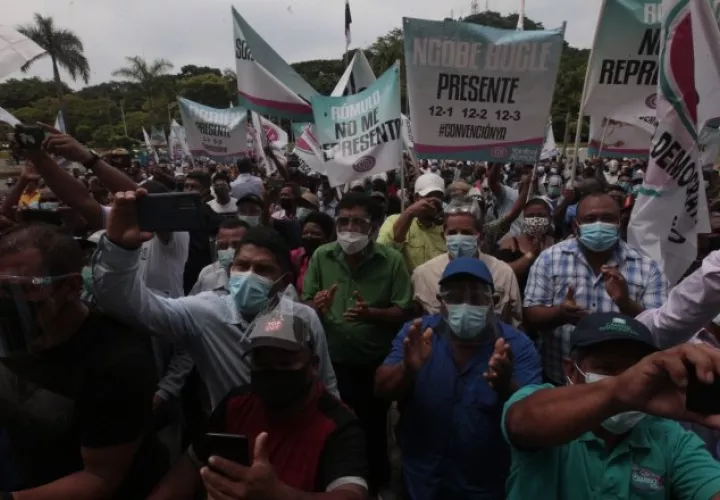 Convencionales, autoridades electas y simpatizantes de Cambio Democrático de todo el país acudieron ayer al Tribunal Electoral.  Víctor Arosemena