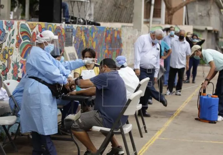 El promedio de casos diarios de covid-19 de la última semana en Costa Rica fue de 1,207. Foto: EFE