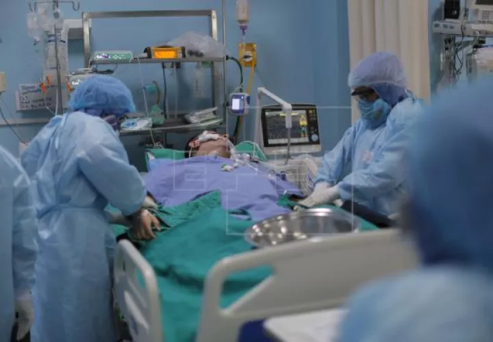Los pacientes hospitalizados por covid-19 recibirán tres nuevos posibles tratamientos. Foto: EFE