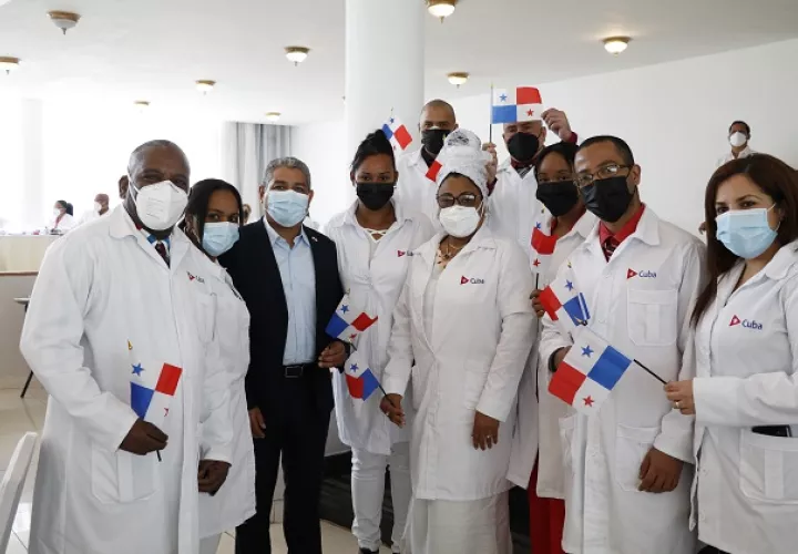 El ministro Luis Francisco Sucre hizo este miércoles un reconocimiento a los médicos cubanos, antes de que viajaran a su país. Foto: Cortesía Minsa