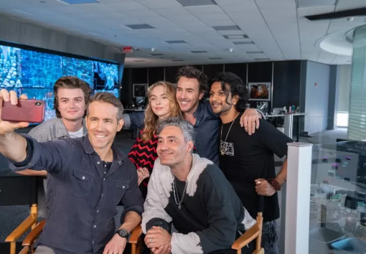   (Izquierda a derecha) Joe Keery, Ryan Reynolds, Jodie Comer, Taika Waititi, director Shawn Levy y Utkarsh Ambudkar en el set de Free Guy. Foto/Alan Markfield. © 2020 Twentieth Century Fox Film Corporation. All Rights Reserved.