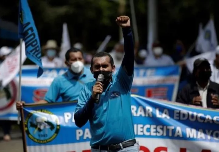 Docentes protestan frente a la sede del Ministerio de Educación de Panamá rechazando el retorno a las aulas. EFE