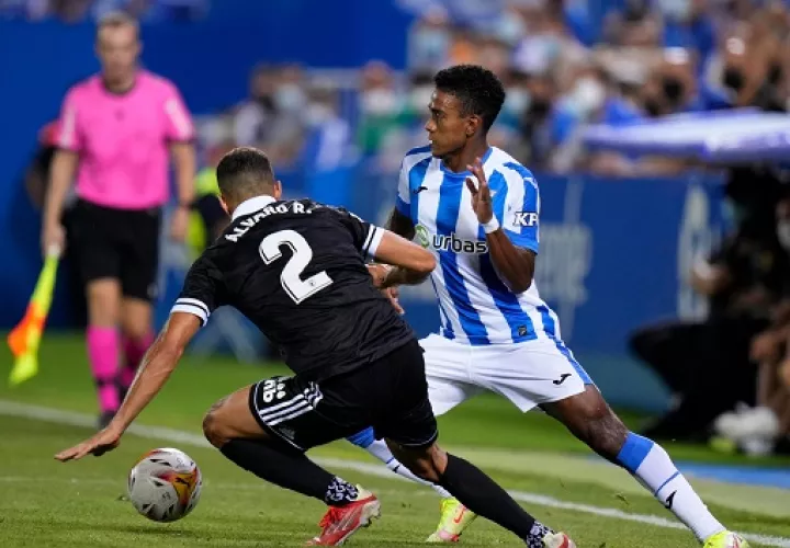 Edgar Yoel Bárcenas (drcha.) jugó los noventa minutos con su nuevo equipo. Foto Cortesía: @CDLeganes