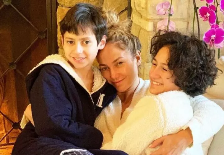 Emme junto a su mamá y hermano. Instagram