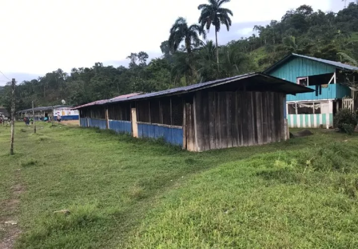 En la escuela se carece de mobiliario como sillas, pupitres, pizarras, no se cuenta con piso de cemento, cuando llueve los niños se mojan, las paredes son de madera y tampoco hay servicio de agua. Foto/Melquiades Vásquez