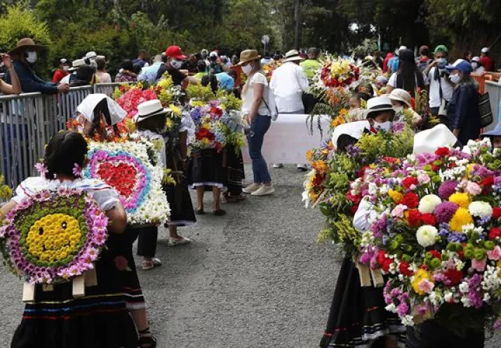 Un grupo de niños silleteros desfilan hoy, durante el 23 Desfile de silleteritos de Santa Elena, Antioquia (Colombia). Foto: EFE
