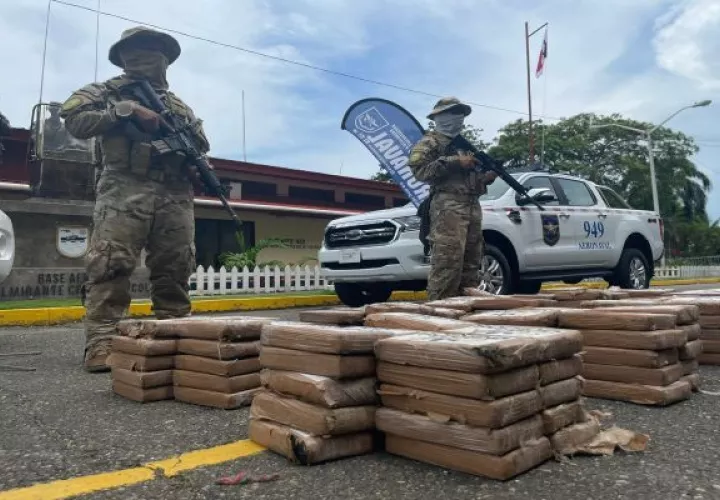 La embarcación, tripulantes y la presunta droga, fueron trasladados a la Base Naval Almirante Cristóbal Colón en Sherman, para las diligencias de allanamiento y registro pertinentes. Foto: Cortesía Senan