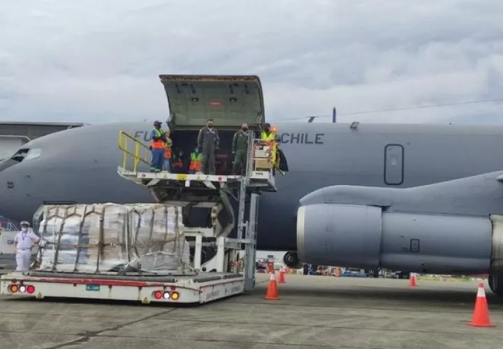 La ayuda humanitaria se envió en un vuelo de la Fuerza Aérea de Chile.Foto: Cortesía 