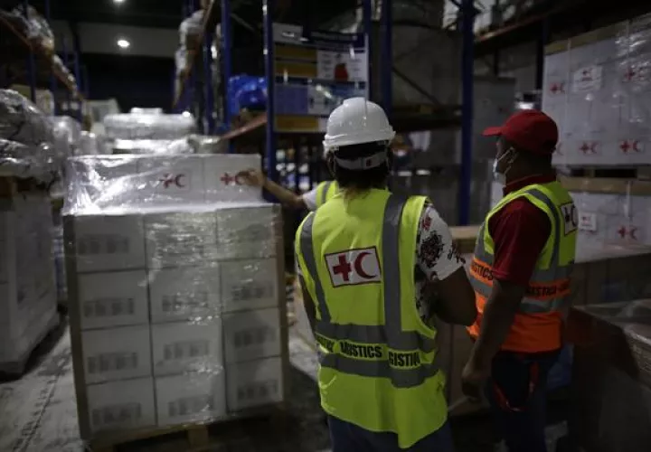 Personal de la Cruz Roja de Panamá alista ayuda humanitaria que será enviada a Haití. EFE