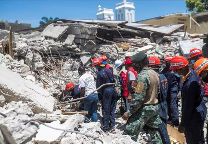  Personal realiza trabajos de remoción de escombros, búsqueda y rescate tras el terremoto registrado este sábado en Haití. EFE