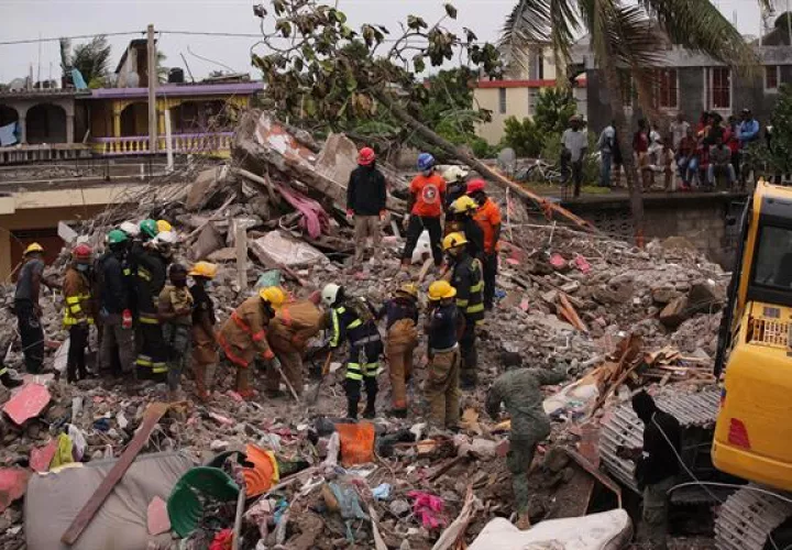 Rescatistas trabajan en labores de búsqueda y rescate de víctimas y/o sobrevivientes del terremoto en Haití. EFE