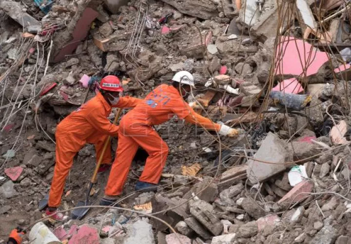 Una fuente del organismo de socorro haitiano aseguró que no se han interrumpido las labores de búsqueda por posibles supervivientes del terremoto. Foto: EFE