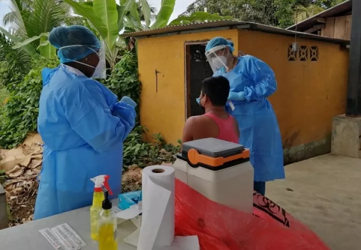  El Equipo de Respuesta Rápida continúo hoy con la búsqueda activa de casos de covid-19 en Guabito, Bocas del Toro. Foto: Cortesía Minsa