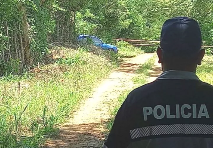 El joven fue encontrado dentro de la cajuela de un auto color azul, en el área conocida como La Cantera, en Altos de La Peña, en el distrito de Los Santos. Foto: Thays Domínguez