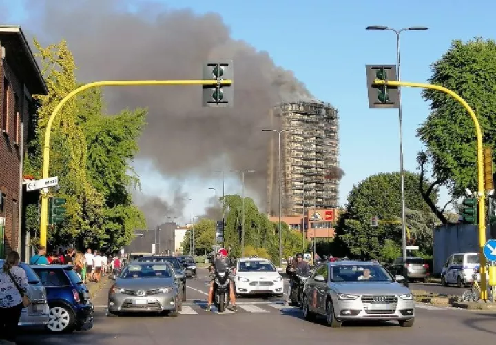 Un incendio ha devorado la fachada de un edificio de 20 pisos en Milán. Foto:EFE