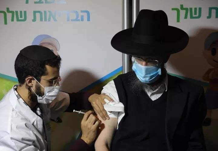 Israel prosigue la campaña de vacunación de la tercera dosis contra la covid-19. Foto: EFE