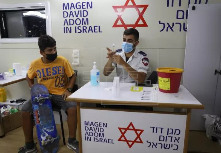 Un menor es vacunado contra la covid- 19 en un centro de vacunación de Tel Aviv, Israel. Foto: EFE