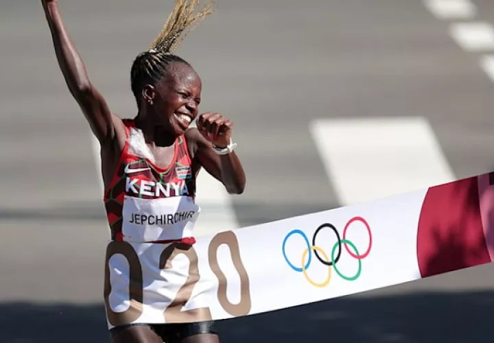 Peres Jepchirchir ganó el oro para Kenia en el mataron olímpico. Foto Cortesía: @Olympics