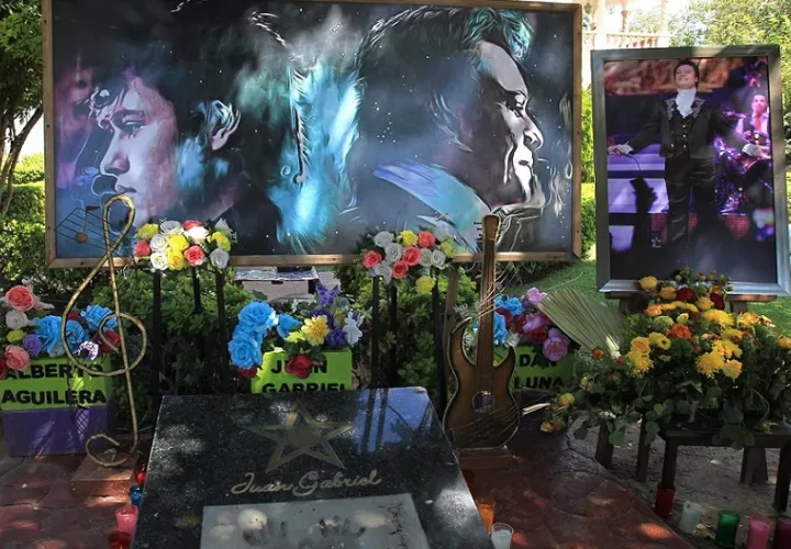 Altar en homenaje al cantautor mexicano Juan Gabriel. EFE
