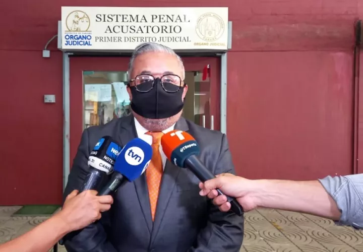 El abogado Roniel Ortiz dio declaraciones hoy a los periodistas en el  vigésimo día de audiencia por los supuestos pinchazos telefónicos. Foto: Víctor Arosemena