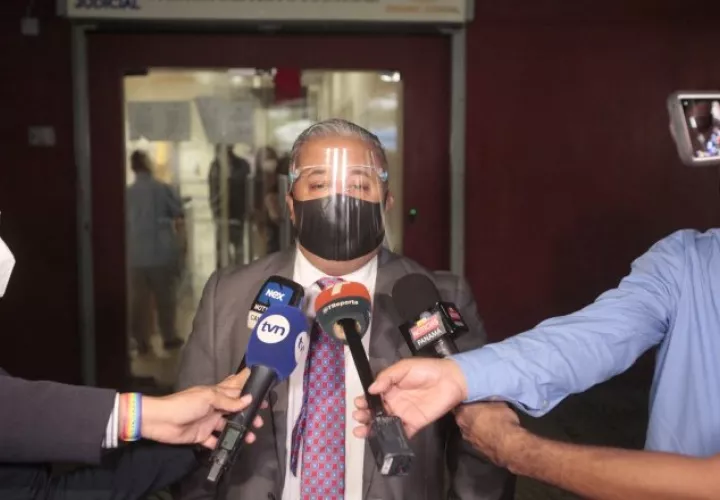 El abogado Roiniel Ortiz manifestó que no se trata de dilatar el proceso, ya que la salud está por encima de todo. Foto: Víctor Arosemena