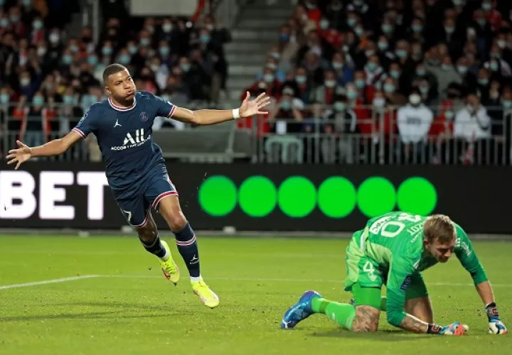 El director deportivo del PSG, Leonardo, no descarta la salida del atacante campeón del mundo. Foto: EFE