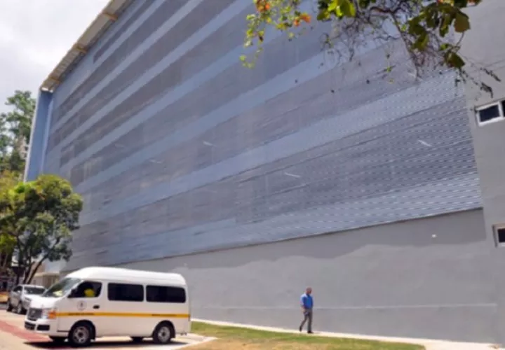 Donde estuvo el laboratorio, hoy hay un edificio de aparcaderos. Archivo