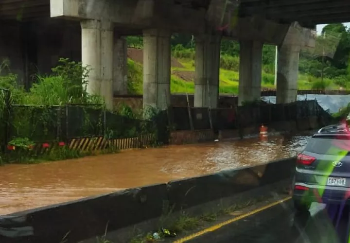 Conductores afectados por inundación en Howard. Foto: Cortesía Tráfico Panamá
