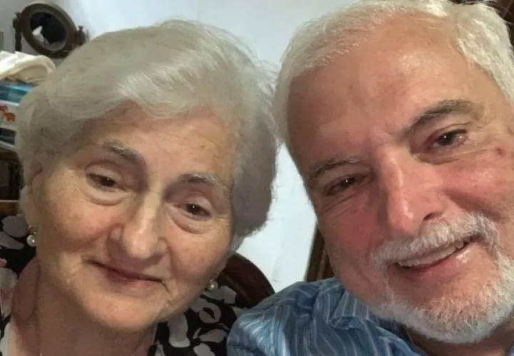 Doña Gloria Berrocal viuda de Martinelli, junto a su hijo Ricardo Martinelli. 