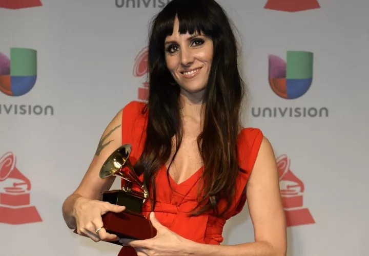 La cantante española Mala Rodríguez posa con su premio a Mejor Álbum de Música Urbana en 2013 en Las Vegas, Nevada (EE.UU.). Foto: EFE / Michael Nelson