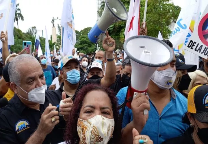 Miembros de Realizando Metas efectúan protesta frente a la sede del Ministerio Público. Foto: Víctor Arosemena