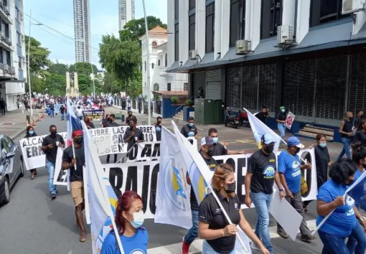 Miembros de Realizando Metas efectúan protesta frente a la sede del Ministerio Público. Foto: Víctor Arosemena