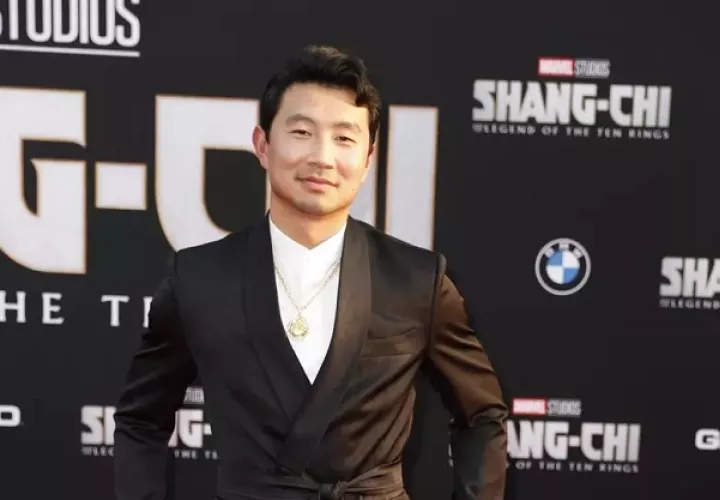 El actor canadiense Simu Liu en el estreno de 'Shang-Chi and the Legend of the Ten Rings' de la que es protagonista, esta madrugada en Los Ángeles, California. Foto: EFE / EPA / CAROLINE BREHMAN