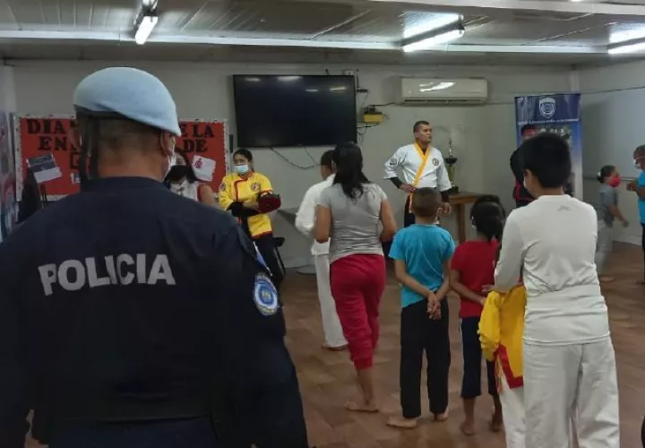 La Policía Nacional desarrolla actividades comunitarias en áreas de riesgo, como Samaria, donde imparten clases de defensa personal. Foto: Cortesía