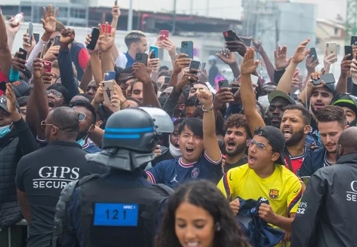 La llegada de Messi a París, Francia, ha movilizado a miles de hinchas, que se congregaron en las inmediaciones del aeropuerto y del estadio del Parque de los Príncipes. Foto: EFE