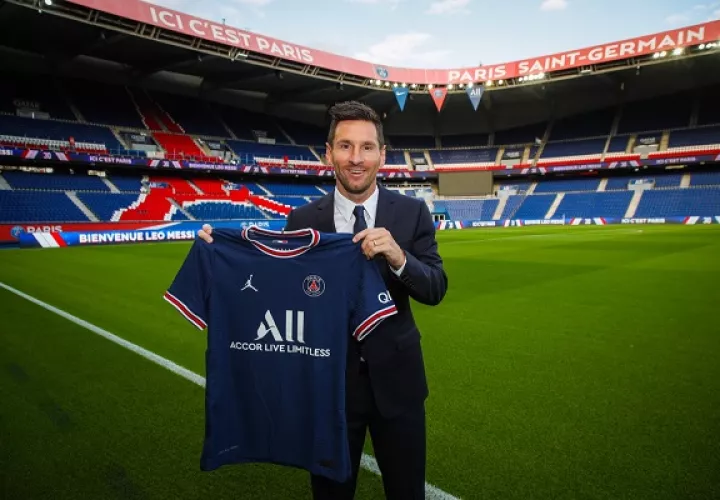 Messi presenta la camiseta del PSG. Foto: Twitter